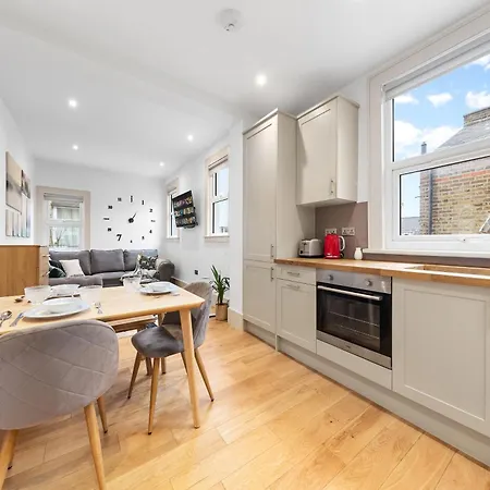 Modern Spacious 1 Bed Flat Near Richmond Park